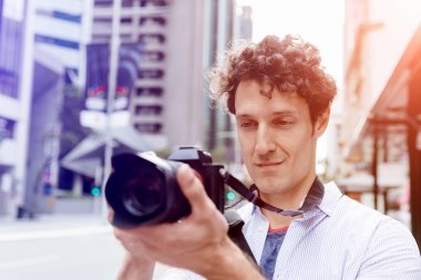 Erkek fotoğrafçı alarak resim