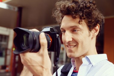 Erkek fotoğrafçı alarak resim