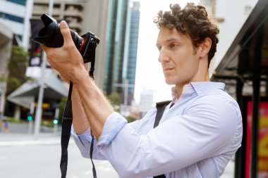 Erkek fotoğrafçı alarak resim