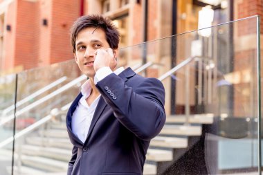 Açık havada kendinden emin bir iş adamının portresi.