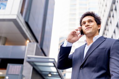 Cep telefonu açık havada ile kendine güvenen işadamı portresi