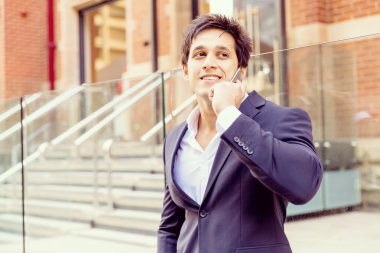 Açık havada kendinden emin bir iş adamının portresi.