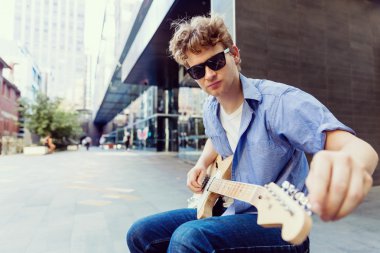 Gitar City ile genç müzisyen