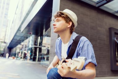 Gitar City ile genç müzisyen