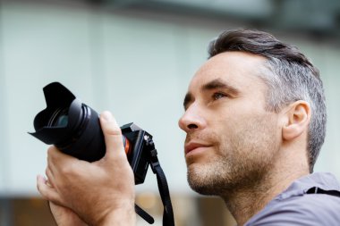 Erkek fotoğrafçı alarak resim