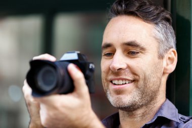 Erkek fotoğrafçı alarak resim