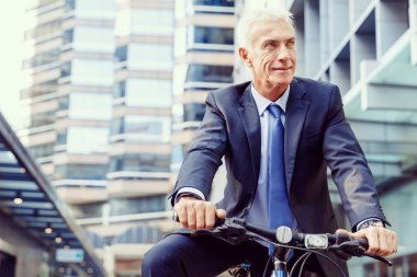 Başarılı bir iş adamı binicilik bisiklet