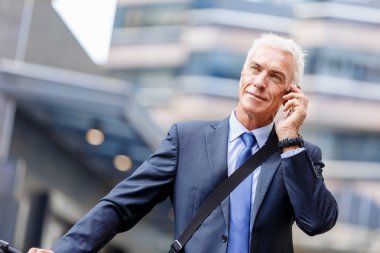 Cep telefonu ile bisiklet üzerinde başarılı iş adamı