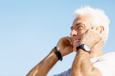 Spor ve müzik. adam koşu için hazırlanıyor