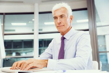 Başka bir office gün bilgisayar önünde