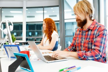 birlikte çalışan iki ortak çalışanlar