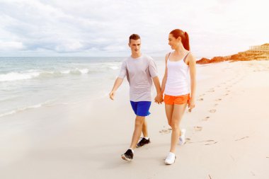 Kaçakçıları. Plajda çalışan genç Çift