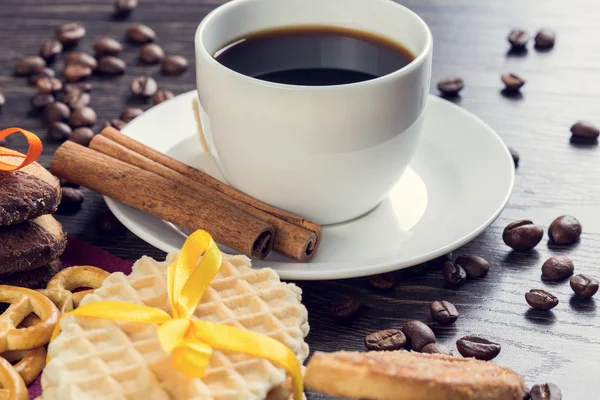 Biscoitos e café na mesa — Fotografia de Stock