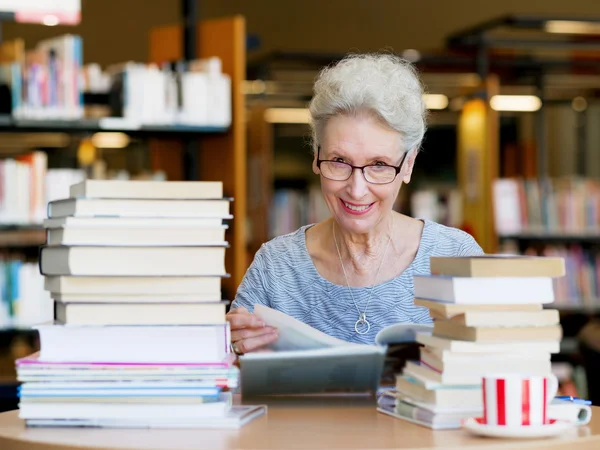 Prendre son temps avec de nouveaux livres — Photo