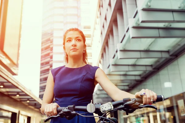 Молодая женщина ездит на велосипеде — стоковое фото
