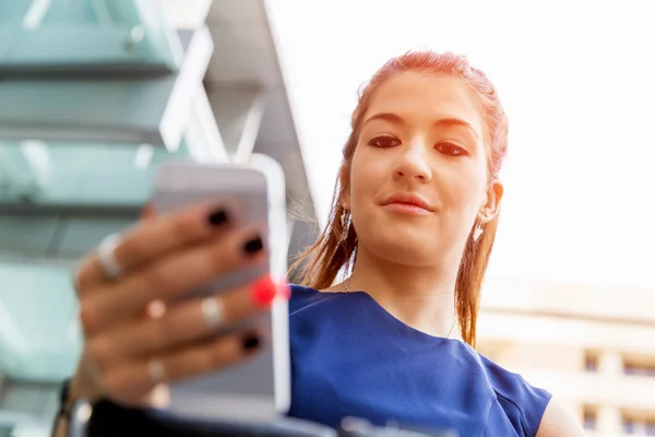 Mujer joven viajando en bicicleta — Foto de Stock