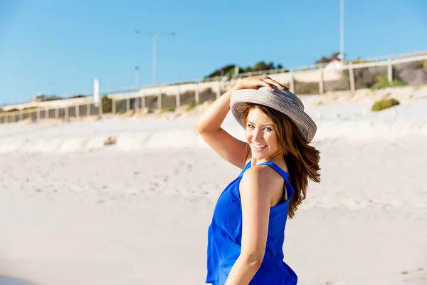 Jonge vrouw op het strand — Stockfoto