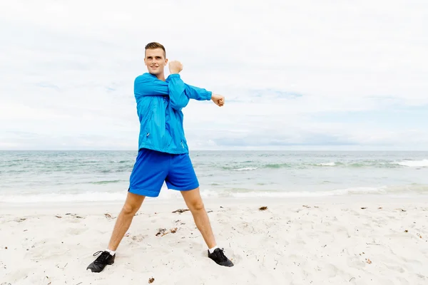 Man opleiding op strand buiten — Stockfoto