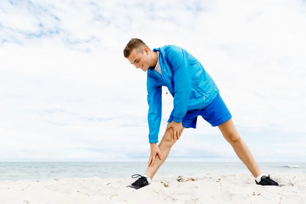 Homem treinando na praia fora — Fotografia de Stock