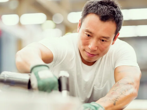 Trabajador asiático en planta de producción en planta de fábrica — Foto de Stock