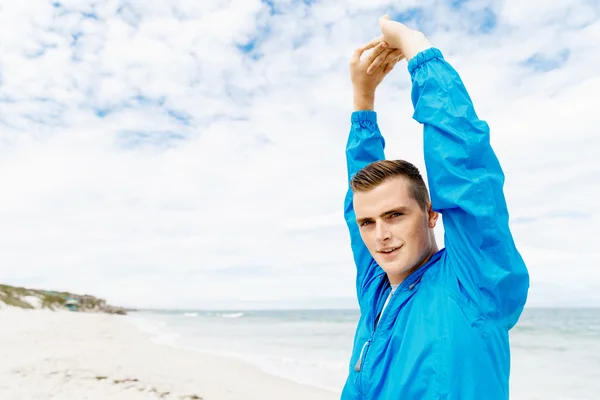 Uomo formazione sulla spiaggia al di fuori — Foto Stock