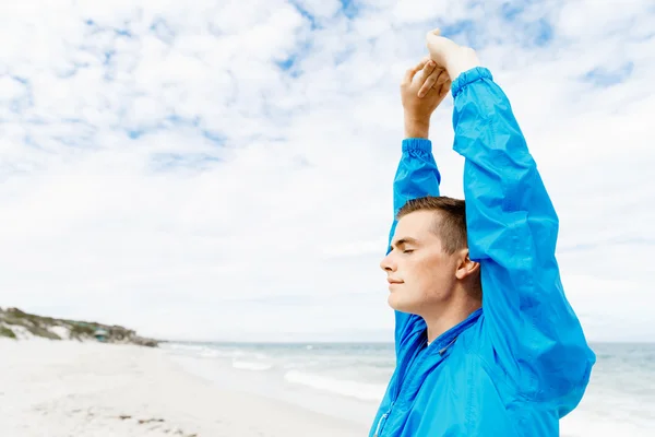 Hombre entrenando en la playa afuera — Foto de Stock