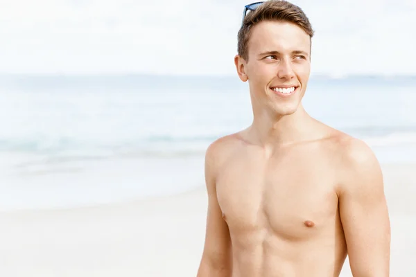 Beau homme posant à la plage — Photo