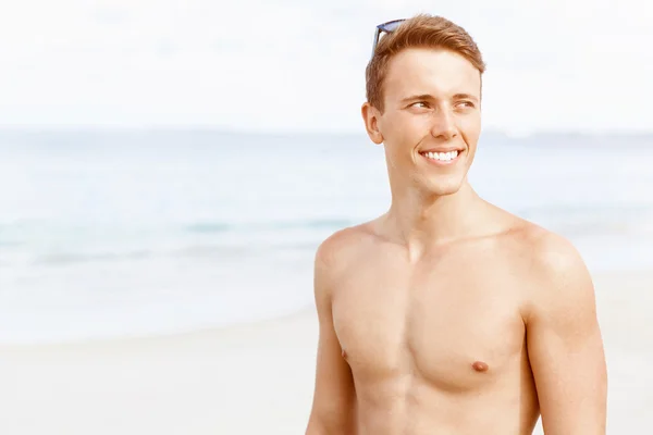 Hombre guapo posando en la playa —  Fotos de Stock