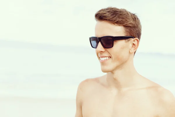 Bonito homem posando na praia — Fotografia de Stock