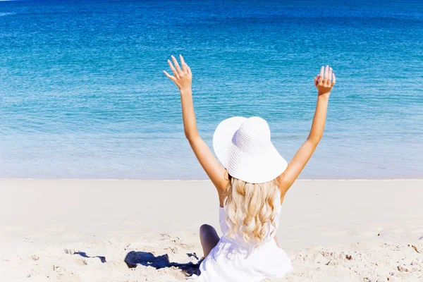 Jonge vrouw ontspannen op het strand — Stockfoto