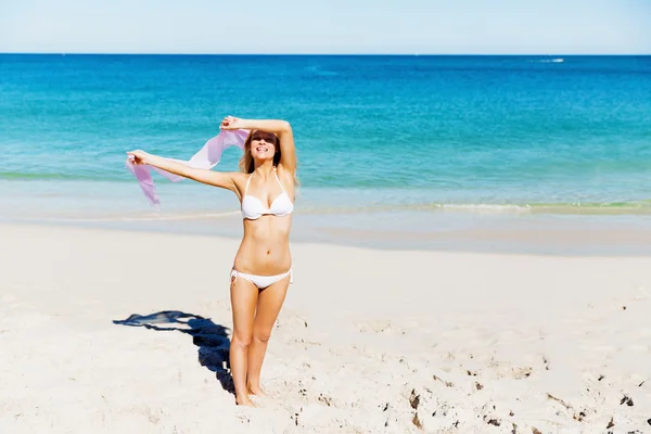 Jonge vrouw ontspannen op het strand — Stockfoto