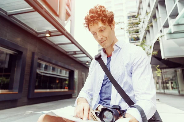 Turista masculino en la ciudad — Foto de Stock