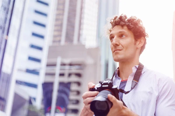 Laki-laki fotografer mengambil gambar — Stok Foto