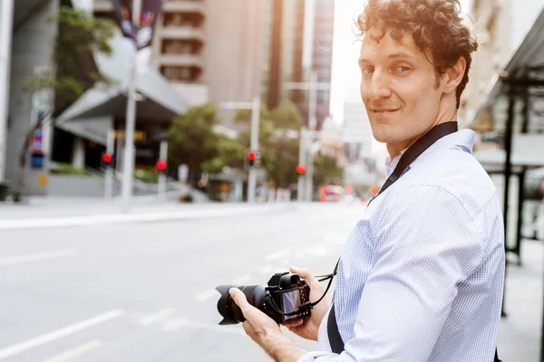 Fotógrafo masculino tomando fotos — Foto de Stock