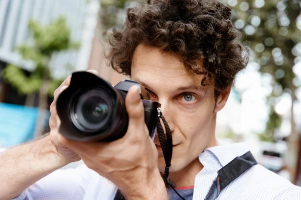 Male photographer taking picture — Stock Photo, Image