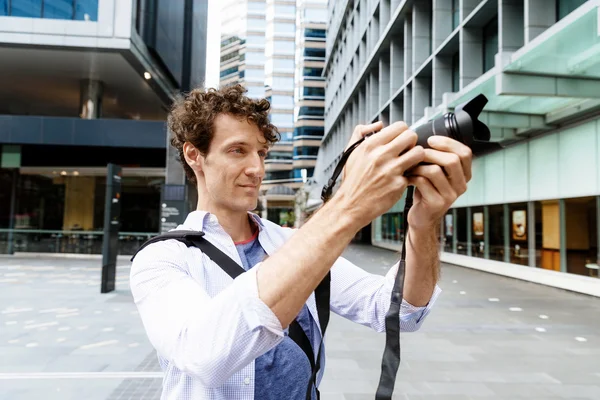 Male photographer taking picture — Stock Photo, Image