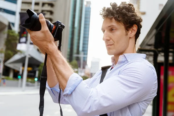 Erkek fotoğrafçı alarak resim