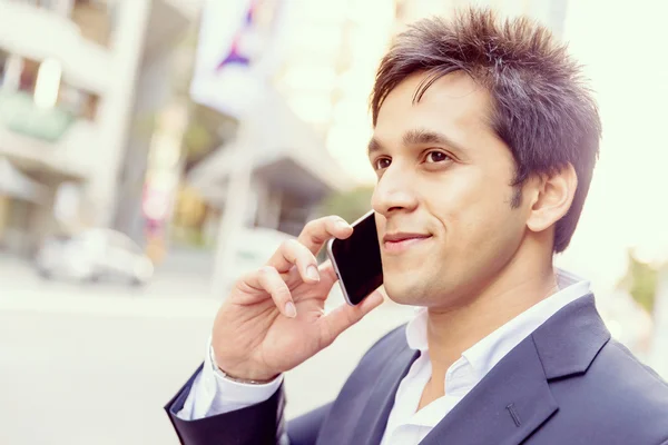 Retrato de empresario confiado al aire libre —  Fotos de Stock