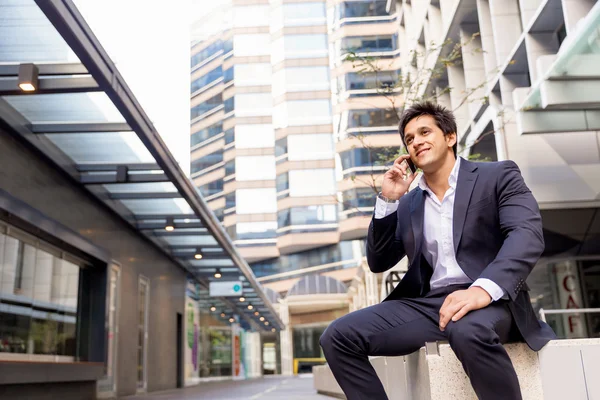 Retrato de empresário confiante com telefone celular ao ar livre — Fotografia de Stock