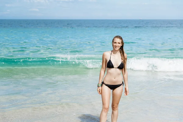 Ung kvinna på stranden — Stockfoto