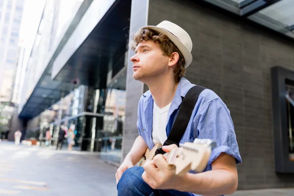 Young musician with guitar in city — Stock Photo, Image