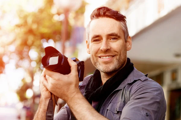 Male photographer taking picture — Stock Photo, Image