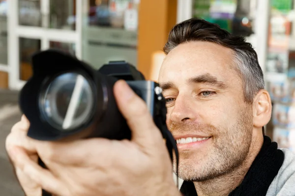 Fotógrafo masculino tirando foto — Fotografia de Stock