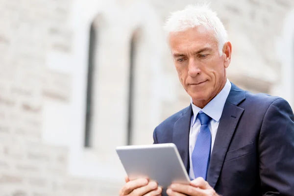 Senior affärsman anläggning touchpad — Stockfoto