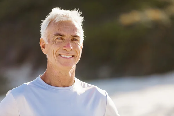 Hombre de pie en la playa en ropa deportiva — Foto de Stock