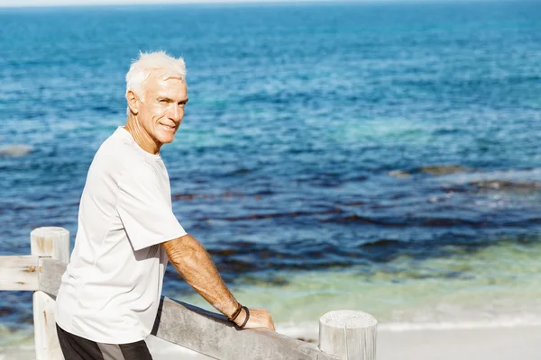 Man die op strand in sport slijtage — Stockfoto