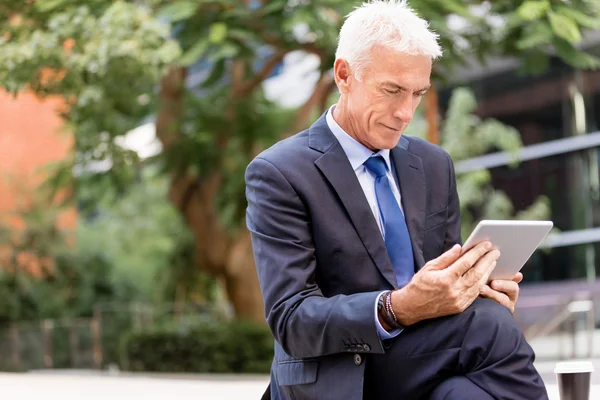 Senior-Geschäftsmann mit Touchpad — Stockfoto