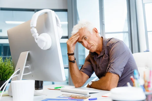 Beau homme d'affaires au bureau — Photo