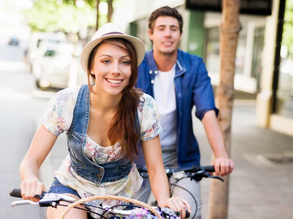 Happy couple in city with bike — Stock Photo, Image