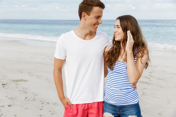 Romantische jonge paar op het strand — Stockfoto